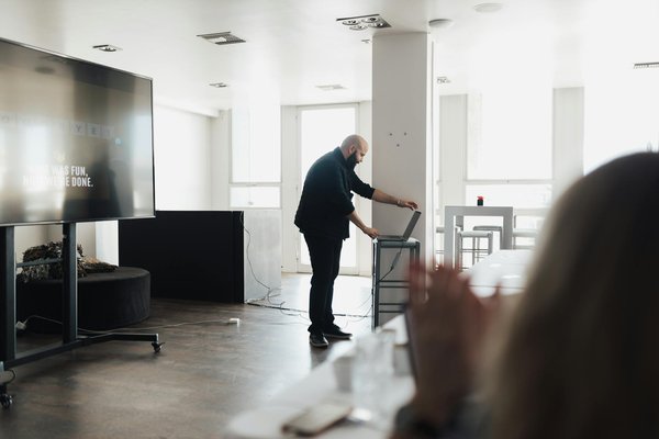 How can UK businesses utilize content marketing to attract customers?